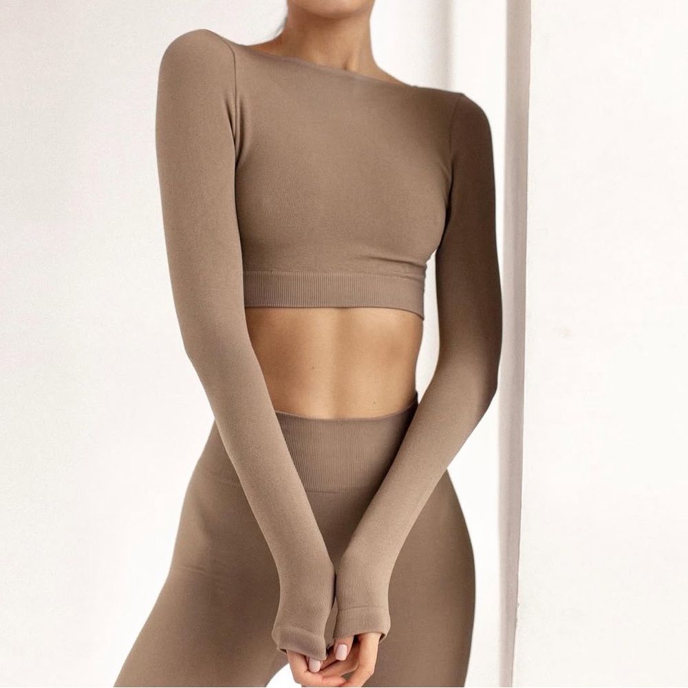Luxe Seamless Sport Top – Sculpting, Ultra-Soft, Effortlessly Chic.